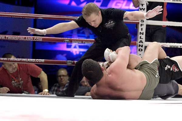 Mika_Stopping_Fight