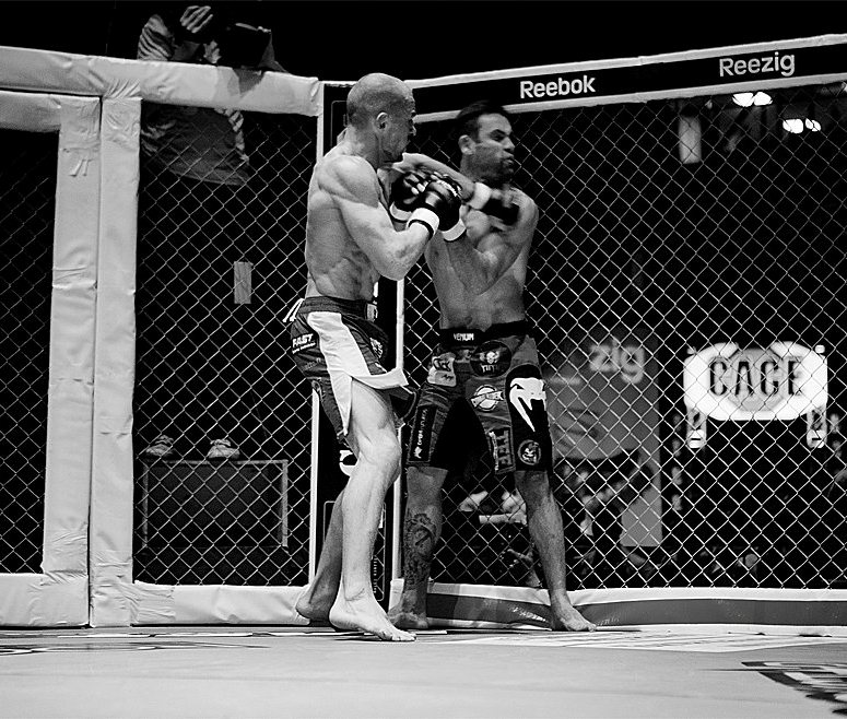 Kuivanen putting the hurting on Thiago Meller at Cage 16. Photo by Petri Mast.