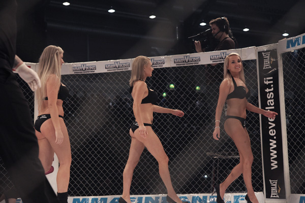 Cage had a new concept of keeping track of the rounds. Instead of changing signs between rounds they just added one new ring girl per round.