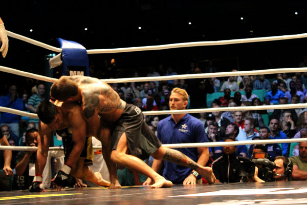 Bielkheden on the right, grappling with Gonzalez in a battle which ended with a fierce exchange from both fighters.