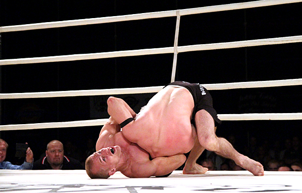 Jerry Kvarnström choked out Yunus Evloev.