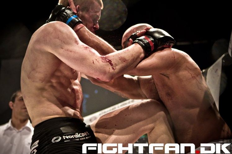 Emil against Swede Mohammed Abdallah in a crazy war (Photo by Jesper S. Baek, Fightfan.dk)