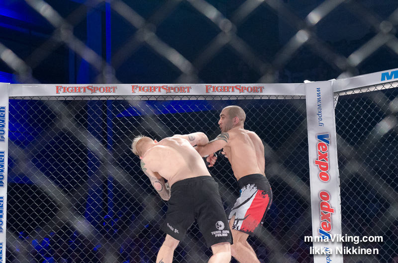 Romain Perras Counters The Right Hook of Juho Valamaa D7K_2125