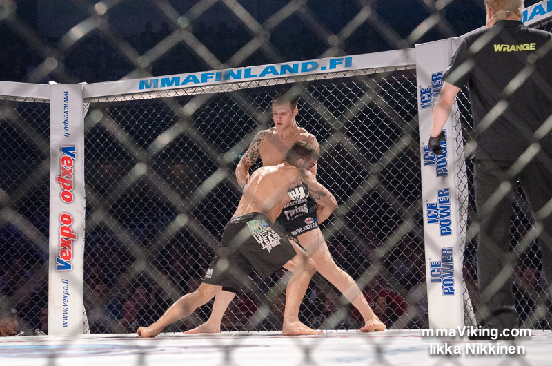 Vänttinen Attempts To Fend Off Andrade's Takedown D7K_2627