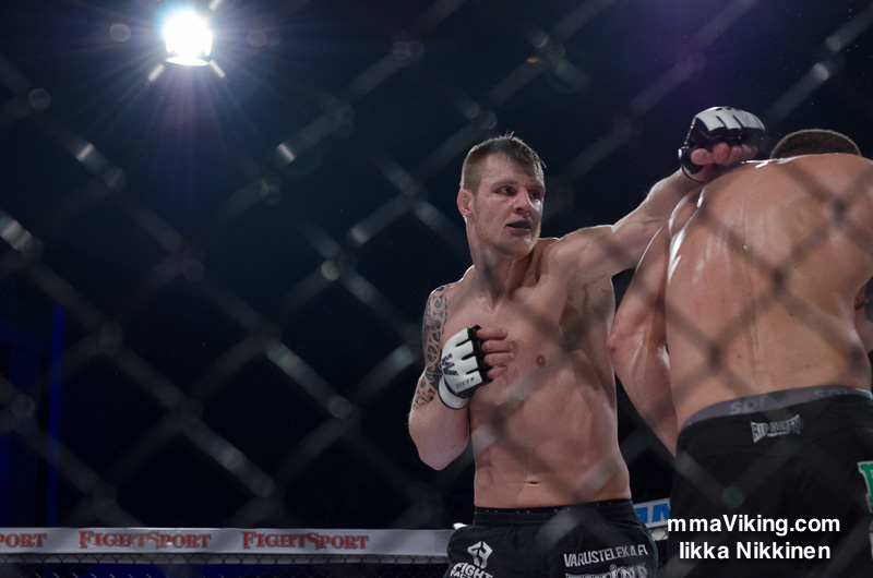 Vänttinen finding range with the jab D7K_2731