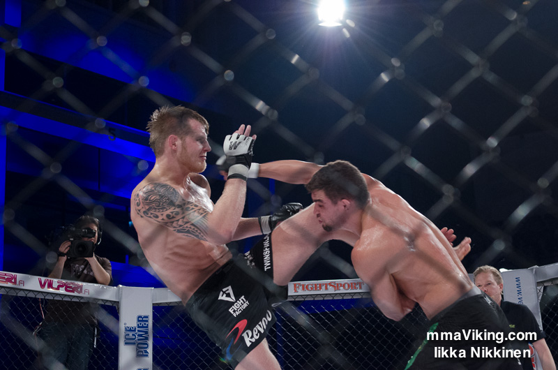 Overhand Right From Andrade D7K_2759
