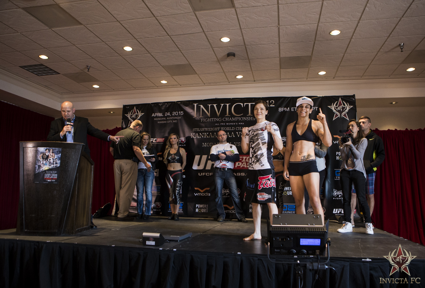 Kankaanpaa and Souza at Weigh-ins (Photo from Invicta FC)